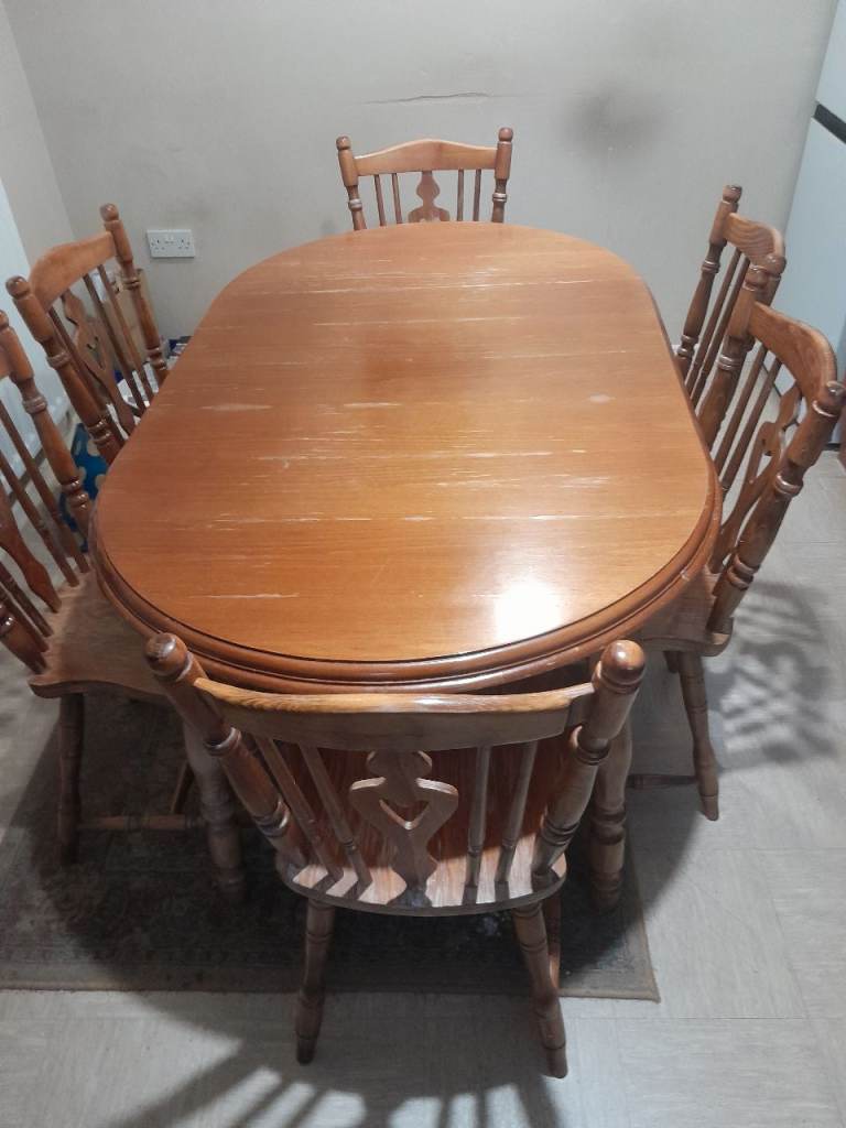 Wooden Dining Table and 6 Chairs – Good Condition