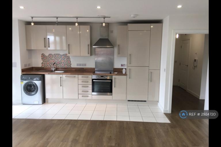 3 bedroom flat in Equinox Square, London, E14 (3 bed) (#2924720)