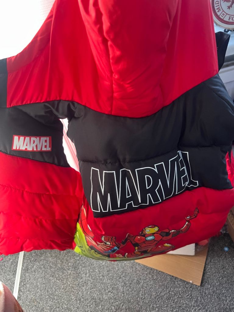 Marvel Kids Puffer gilet – Red & Black, Good Condition