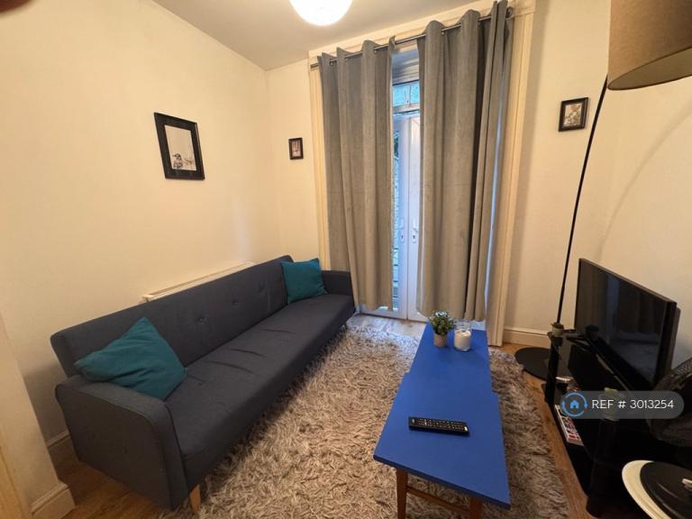 1 bedroom flat in Queens Road, London, SE15 (1 bed) (#3013254)