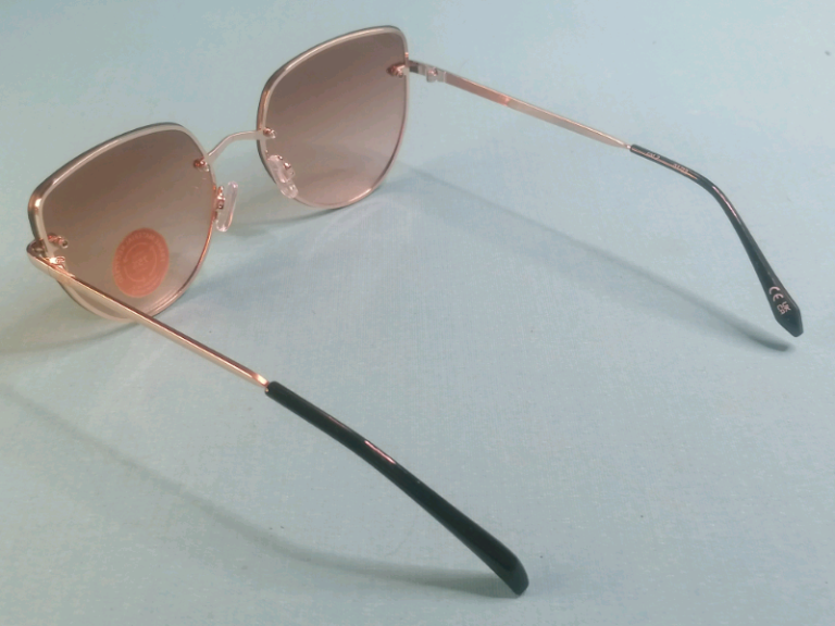Brand new Women's Sunglass. 100% UV protection. 