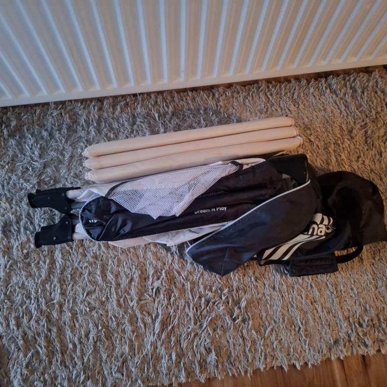 Travel cot bed