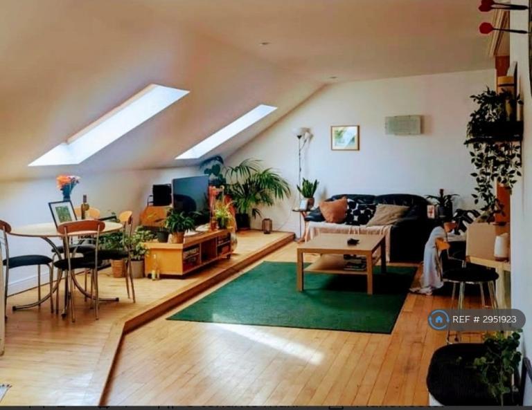 2 bedroom flat in Chester Road, Manchester, M16 (2 bed) (#2951923)