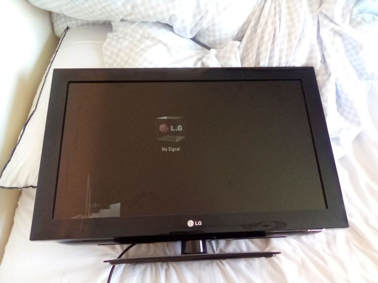 LG LCD 32" flatscreen with stand, HDMI, With Controller/ Faulty pixels
