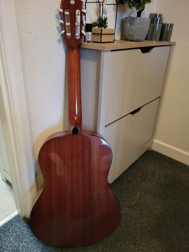 Excellent condition full size guitar