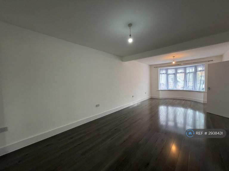 5 bedroom house in Lady Margaret Road, Southall, UB1 (5 bed) (#2938431)