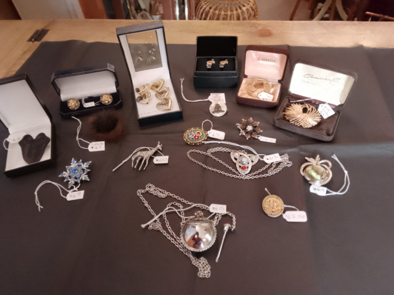 Selection of vintage jewellery (brooches, necklaces). Sold separately, see pictures for prices.