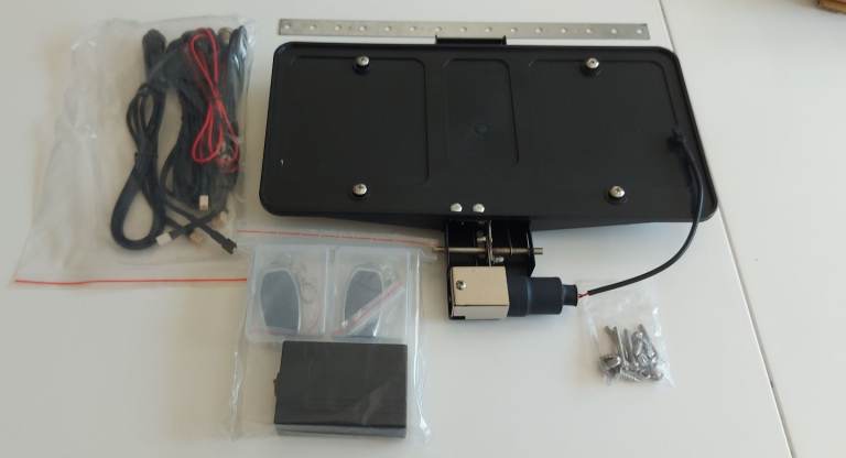 Retractable car "show and go " plate holder 