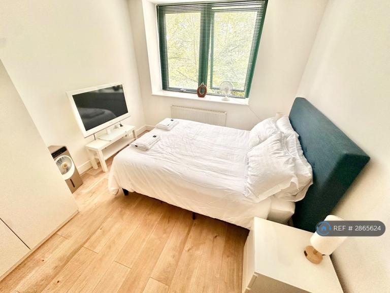 1 bedroom in Greystoke House, London, W5 (#2865624)