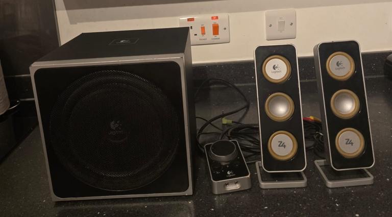 LOGITECH Z4 2.1 SPEAKER for PC COMPUTER with Subwoofer & Dual Satellite speakers