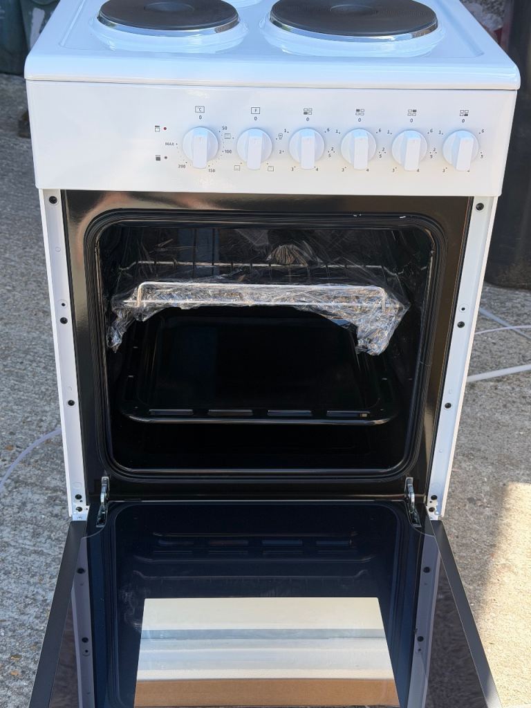 White Electric Freestanding Cooker with 4 Hobs – Brand New