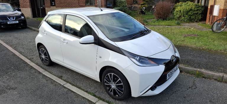Toyota AYGO 1.0 VVT-I X-PLAY, White, Hatchback, 2015, Manual, 998 (cc), 5 doors