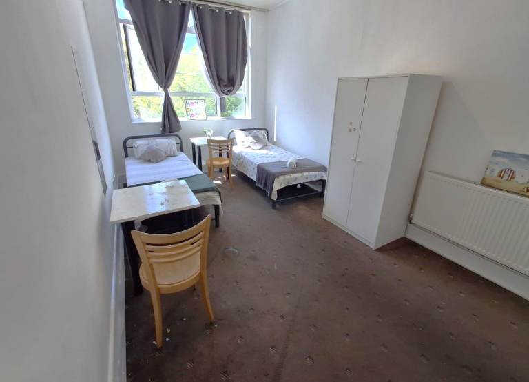 Large Double bedroom to let in a HMO licensed flat right at the center of Bournemouth