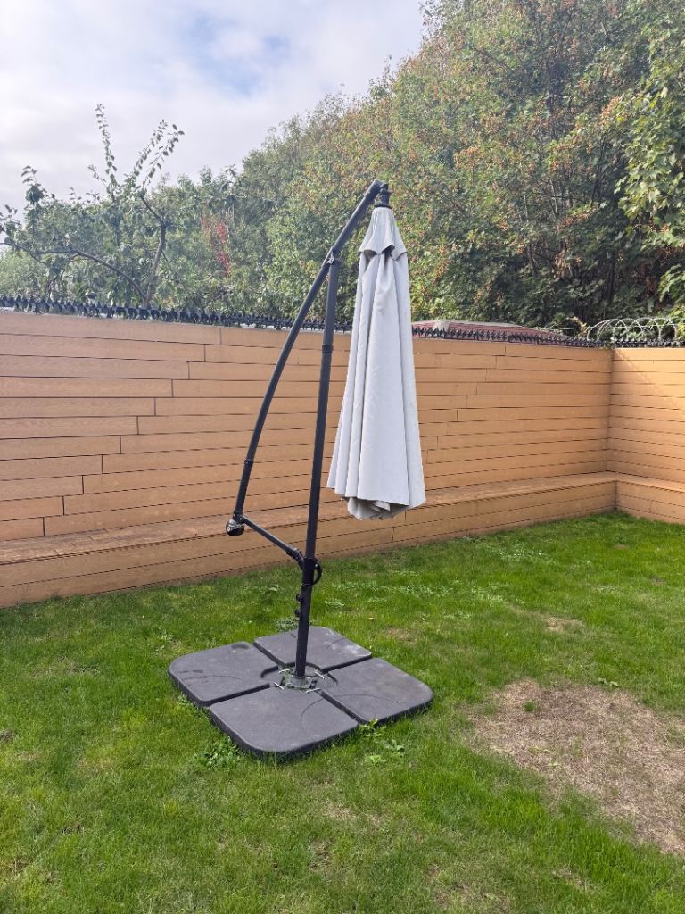 Garden Cantilever Parasol with Heavy Base Weights