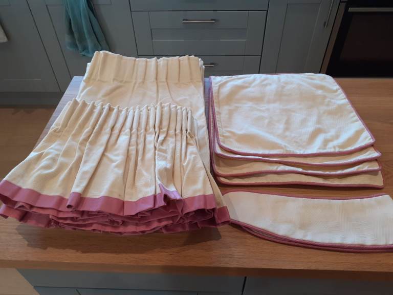 Curtain, pelmet and tie back.