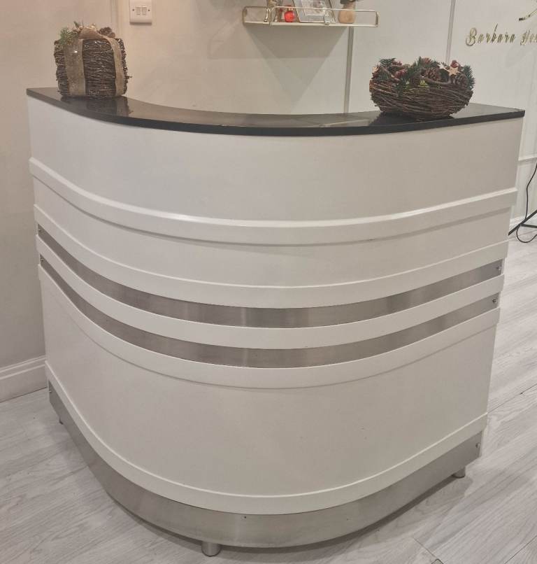 Solid reception desk in great condition 