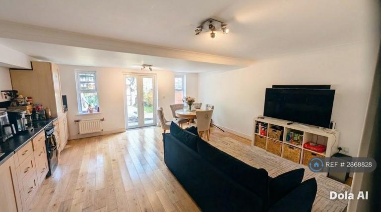 1 bedroom flat in Osier Crescent, London, N10 (1 bed) (#2868828)