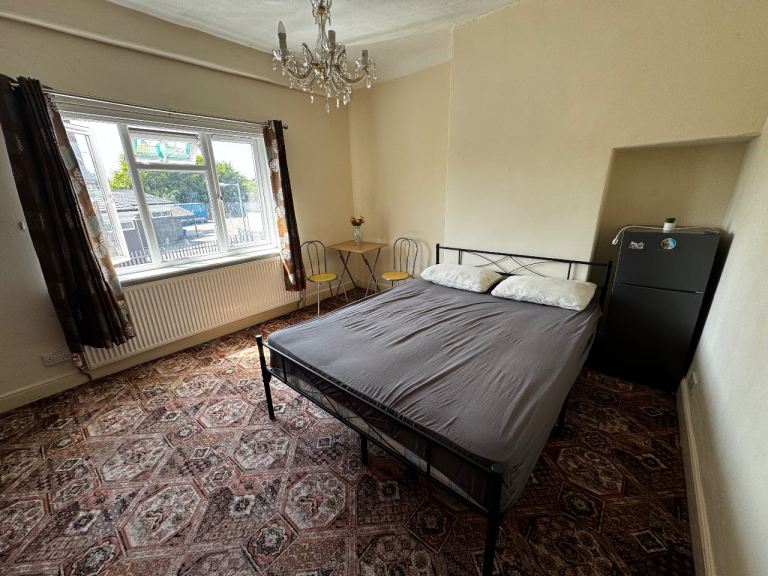 Newly Refurbished king size Room for Rent