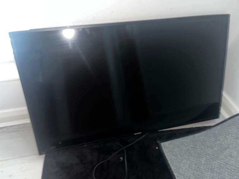 40 inch smart sharp tv great condition wall mounted only!