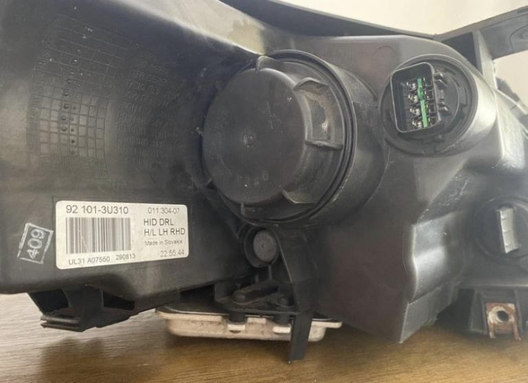 Kia Sportage passenger head lamp xenon