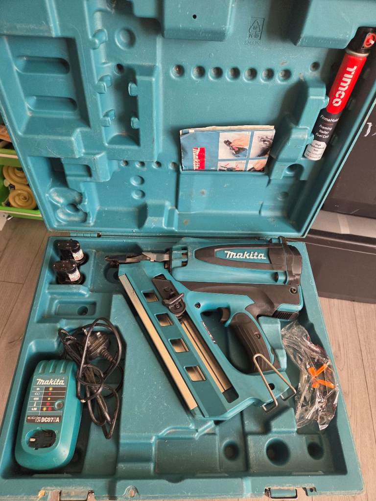 Makita Cordless Nail Gun Kit with Charger and Battery