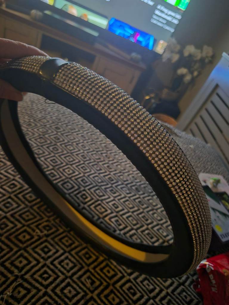 Universal steering wheel cover 