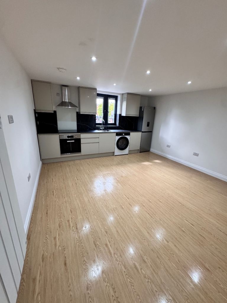 New built 2 bedroom flat for rent close to station