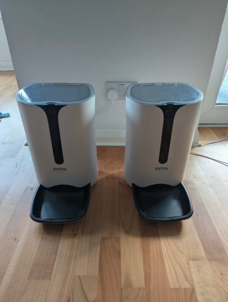 Automatic pet feeders