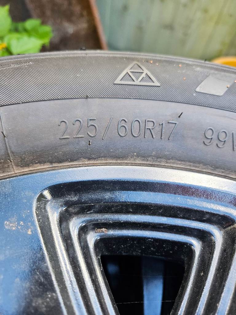 5 Kia sportage alloy wheels with various makes of 225 60 17 tyres 