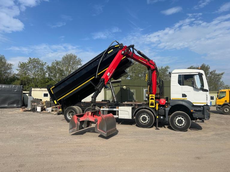 MAN/ ERF TGS 3243 8X4 TIPPER GRAB WITH ONLY 87,716 KM ...IMMACULATE...