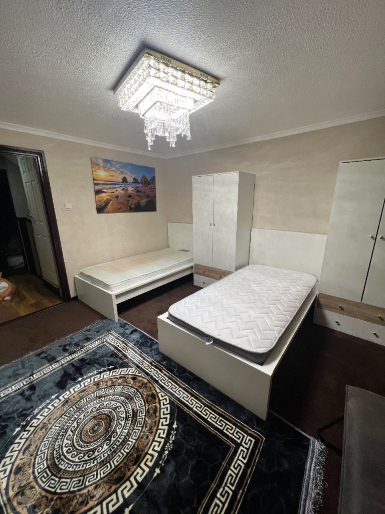 Spacious King Size Twin Room available for rent in Mitcham 