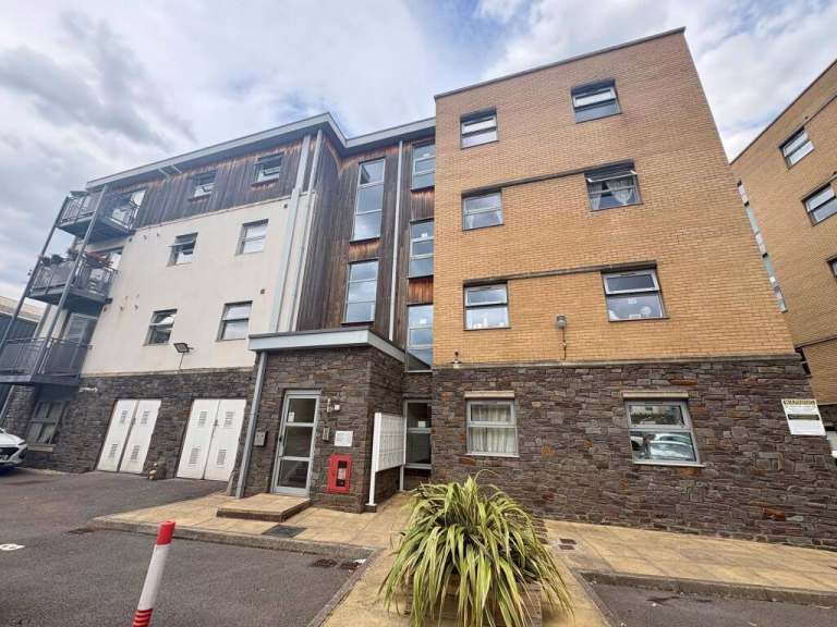 Modern 2 Bed Flat To Let with Balcony