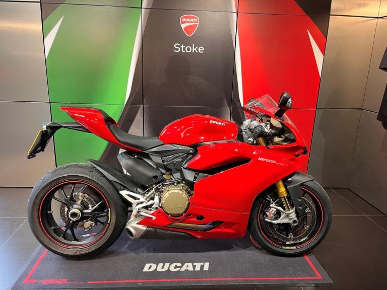 DUCATI PANIGALE 1299 S ONE OWNER FROM NEW ONLY 3800 MILES COVERED !!