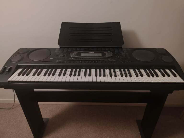 Casio WK-1800 electronic keyboard 