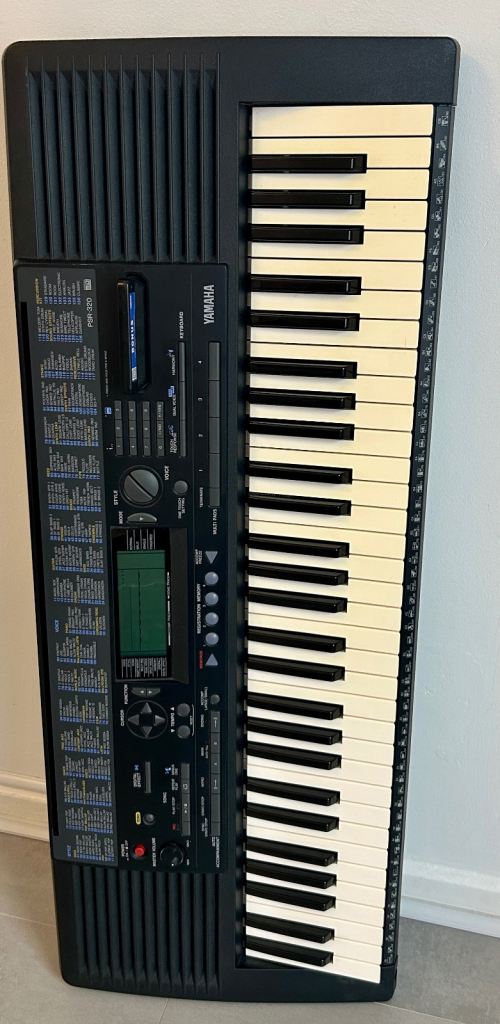 Yamaha PSR-320 Electronic Keyboard with Power Supply