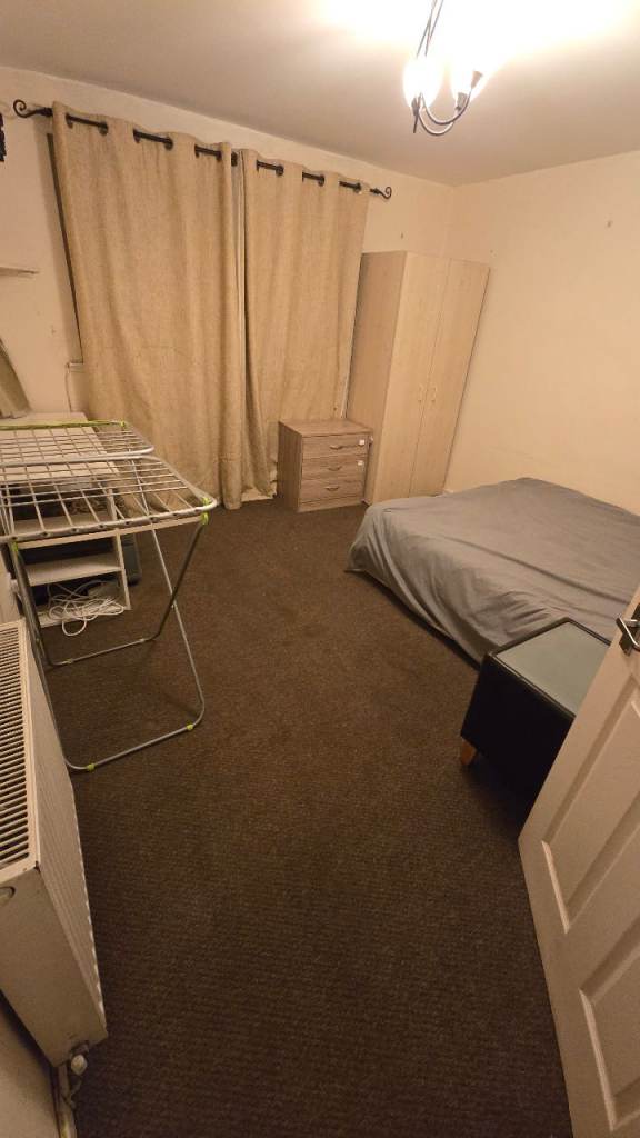 Large Spacious Bright Double bedroom available in EH15 FREE PARKING AND COUNCIL TAX 