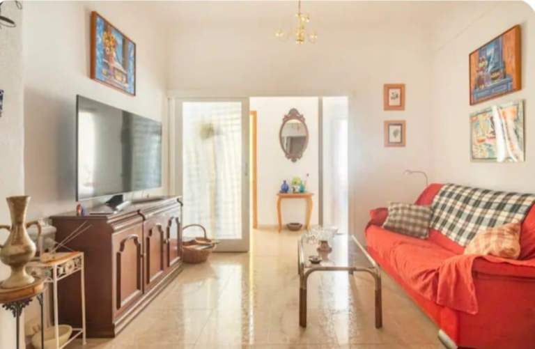 ALICANTE, SPAIN – Central Room for Students & Holidays