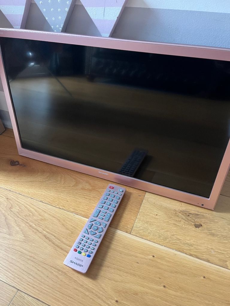 Sharp Aquos LC-24DHF4011KR 24” Rose Gold TV DVD with Remote HD.