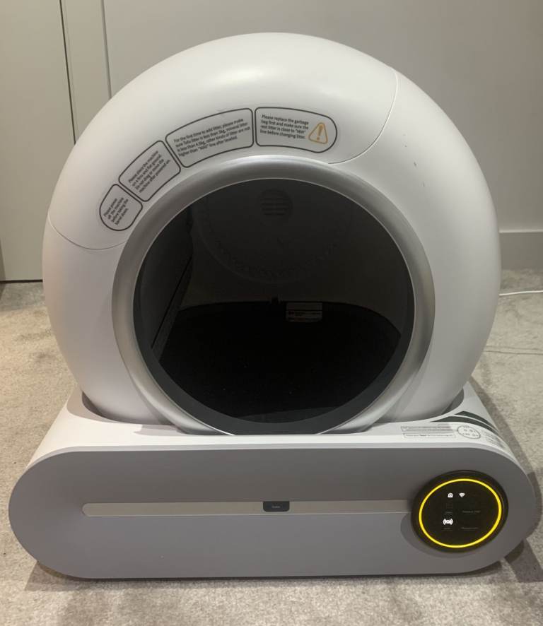 Self-cleaning cat litter box with deodoriser and app control