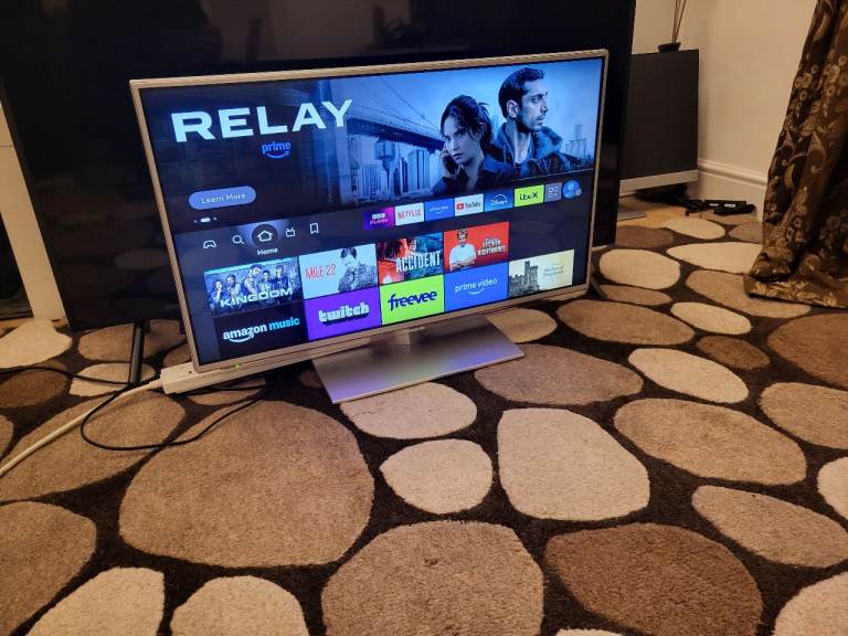 PANASONIC FHD LED SMART TV 32 INCH LIKE NEW