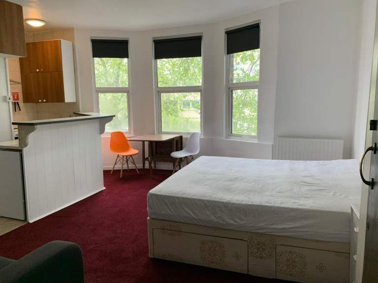Self contained studio to rent in E6 