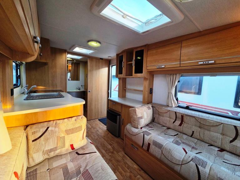 Lunar Quasar 462 2010 Lightweight 2 Berth Touring Caravan
