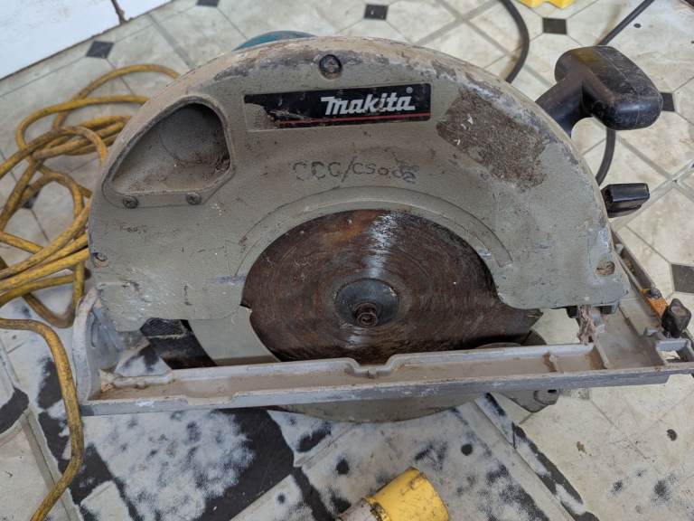 LARGE HEAVY DUTY 1550W MAKITA 110V CIRCULAR SAW 110 VOLT SAW WITH 235MM BLADE IN FULL WORKING ORDER