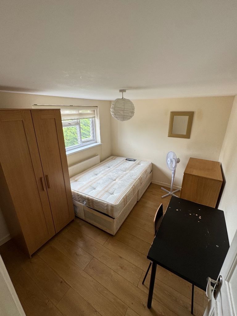 Beautiful Top Floor Double Room – Southgate 