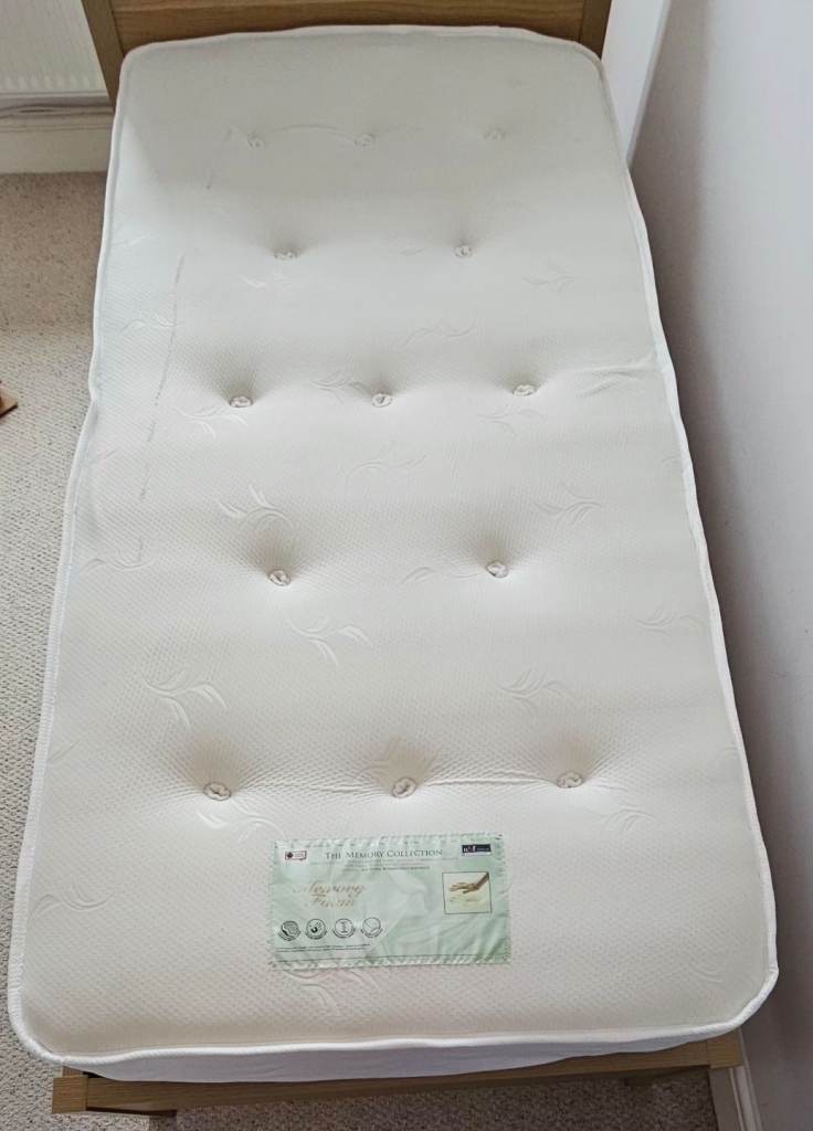 Single memory foam and spring mattress