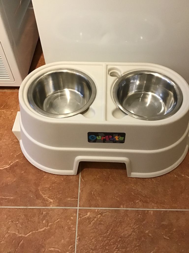 RAISED TWIN BOWL DOG FEEDER