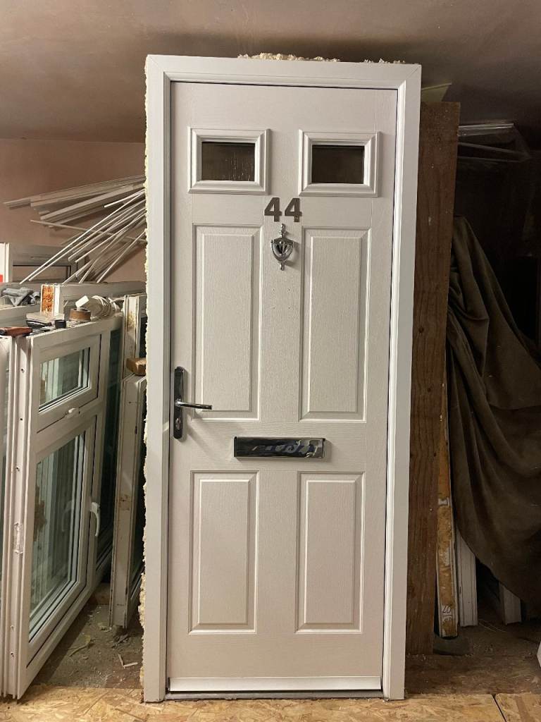 COMPOSITE DOOR 207.5 x 86 cm - ONLY 1 YEAR OLD - VERY GOOD CONDITION - OBSCURE GLASS (REF: DX249)