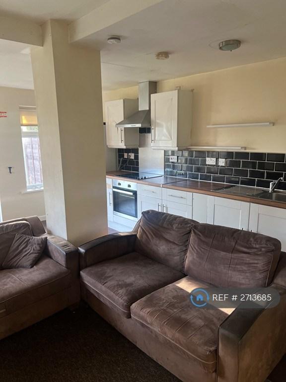 5 bedroom house in Mornington Crescent, Manchester, M14 (5 bed) (#2713685)