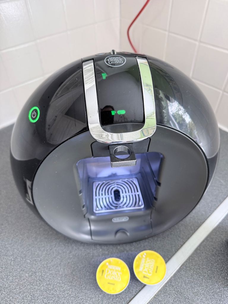 Delonghi Nescafé Dolce Gusto Coffee Machine – Black, Good Condition