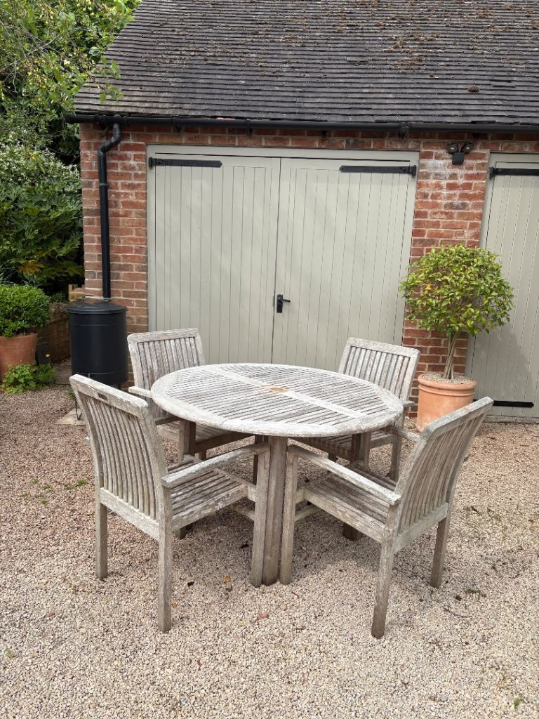 OUTDOOR CIRCULAR TABLE AND FOUR ARMCHAIRS IN WEATHERED TEAK